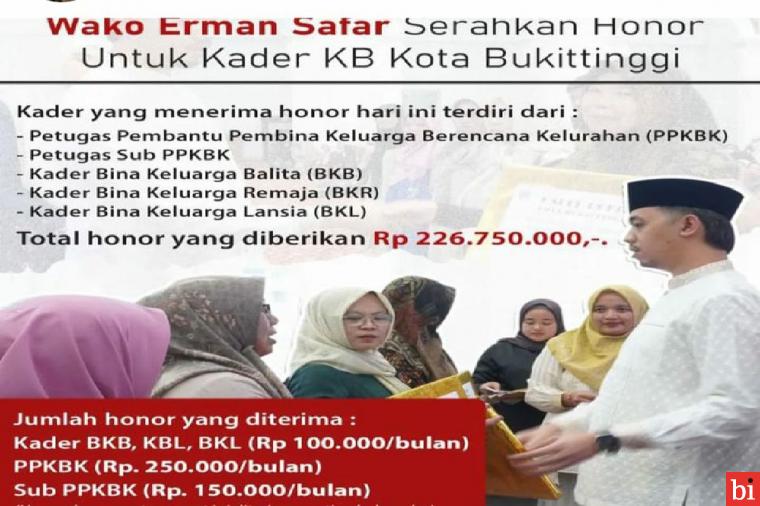 Wako Erman Safar Serahkan Honor Untuk 641 Orang Kader KB Kota Bukittinggi