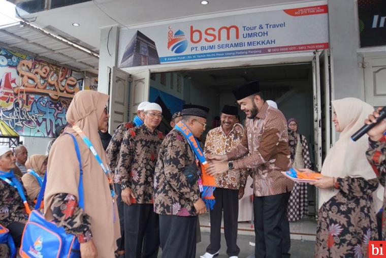 Wako Fadly Amran Lepas Keberangkatan Jemaah Umrah Full Ramadan BSM