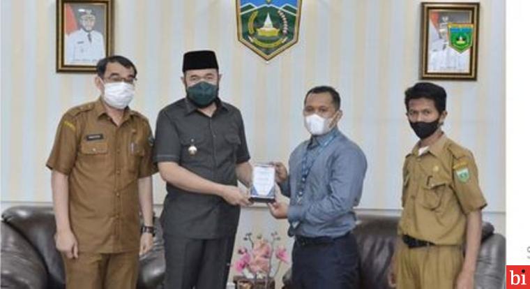 Wako Fadly Amran Terima Plakat Penghargaan KNGI dari Ruangguru