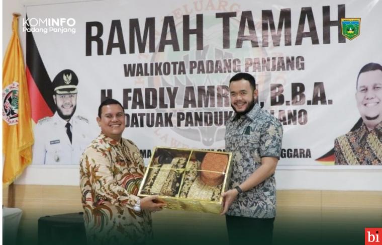 Wako Fadly Serahkan Pakaian Adat ke Perantau Minang di Sulawesi Tenggara