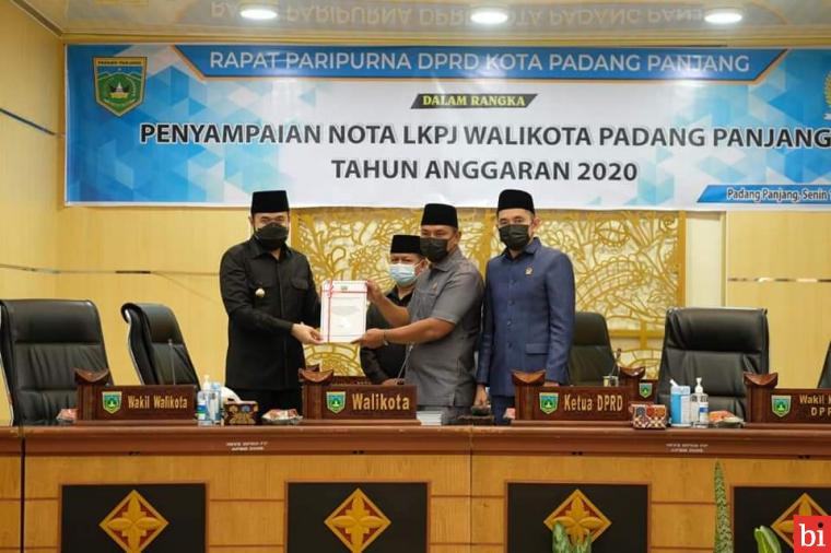 Wako Padang Panjang Fadly Amran Sampaikan LKPj ke DPRD