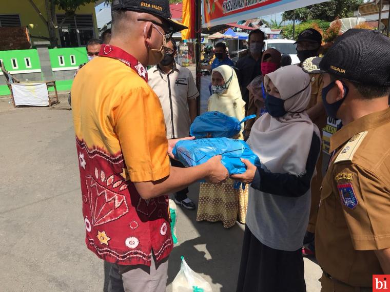 Wako Payakumbuh Serahkan BLT dari Pemprov Sumbar Secara Simbolis kepada Masyarakat