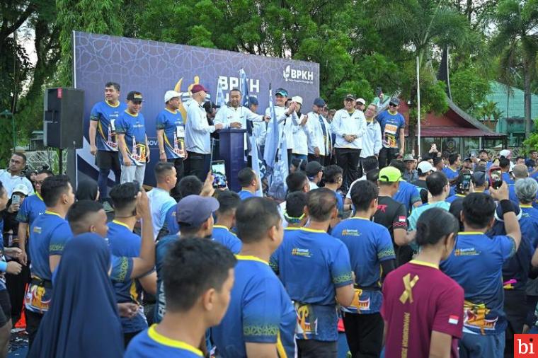 Wamenag RI dan Plt Gubernur Audy Joinaldy Lepas Ratusan Peserta BPKH Hajj Run 2024 di...