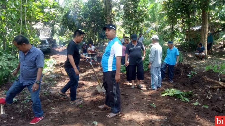 Warga Nagari Sialang Gauang Goro Bersama Pemkab Dharmasraya dalam Pembukaan Akses Jalan...