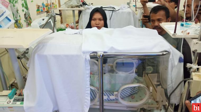 Warga Temukan Bayi Perempuan Berselimut dan Dibalut Kantong Kresek