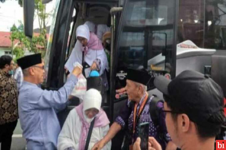 Wawako Marfendi Sambut Jemaah Haji Kloter 11 Tiba di Bukittinggi