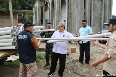 Ketua DPRD Sumatera Barat, Muhidi, menyalurkan bantuan...
