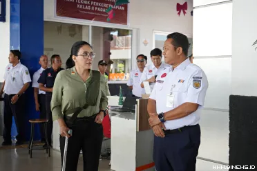 Anggota Komisi VI DPR RI, Rieke Diah Pitaloka memberikan...