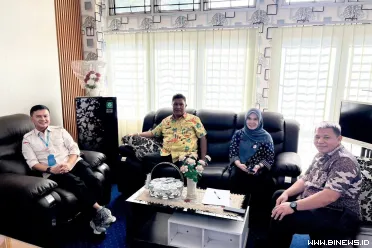 Asisten II Setdako Padang, Didi Aryadi mengecek kehadiran...