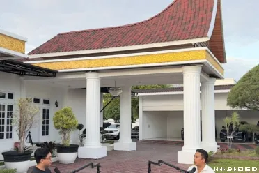 Wakil Gubernur Sumatera Barat Vasko Ruseimy, menunjukkan...
