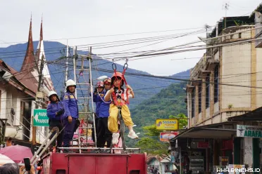 Atraksi flying fox semarakkan Car Free Day (CFD) di Pasar...