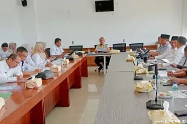Rapat pembahasan antara Banggar DPRD Kota Padang bersama...