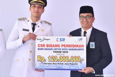 Wali Kota Sawahlunto Riyanda Putra menerima secara simbolis...