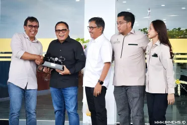 Plt Dirut PT Semen Padang Pri Gustari Akbar (kiri)...