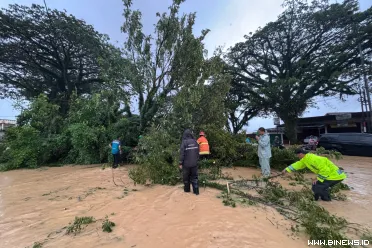 Dampak kenaikan debit air juga memengaruhi akses menuju...