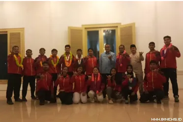 Setelah menempuh perjalanan darat selama empat hari tiga...