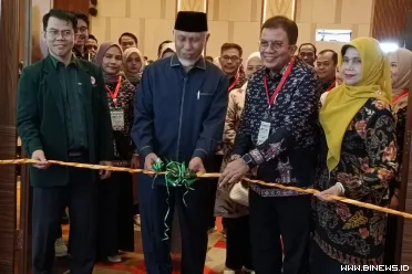 Gubernur Sumatera Barat (Sumbar) Mahyeldi Ansharullah...