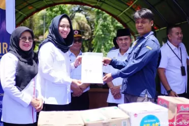 Bupati Dharmasraya, Annisa Suci Ramadhani, menerima bantuan...