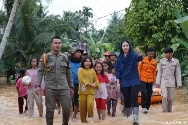 Bupati Dharmasraya Annisa Suci Ramadhani, turun langsung...