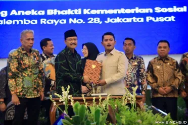 Penyerahan ini ditandai dengan penandatanganan perjanjian...
