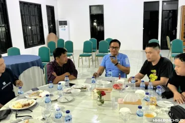 Bupati Kepulauan Mentawai, Rinto Wardana, menyiapkan bonus...