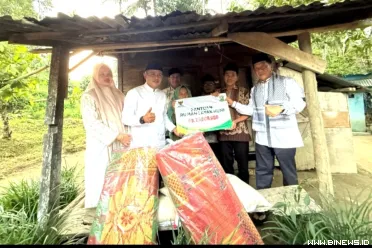 Bupati Solok, Dr.(HC) Jon Firman Pandu menyerahkan bantuan...