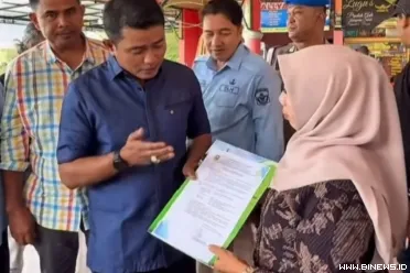 Bupati Jon Firman Pandu saat berbincang dengan wartawan di...