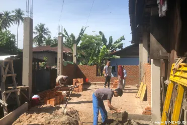ibu lima anak itu menyambut tim UPZ BAZNAS Semen Padang di...