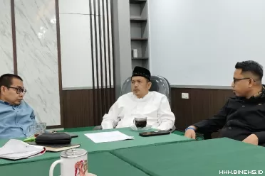 Febby dalam diskusi santai di kantor Komisi Informasi (KI)...