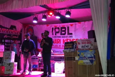 Suasana meriah menyelimuti kawasan Simpang Rao-Rao,...