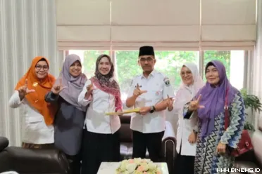 Kepala Dinas Pendidikan Sumbar Drs Barlius, MM menyambut...