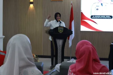 Istri Wali Kota Padang Panjang, Ny. Maria Feronika Hendri...