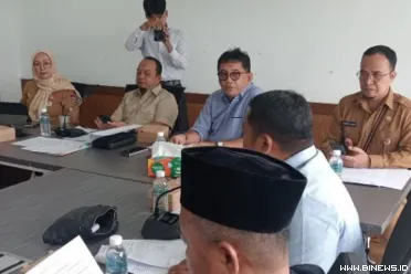 Ketua DPRD Kota Padang, Muharlion ketika rapat pembahasan...