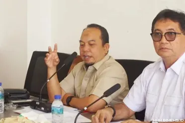 Ketua DPRD Kota Padang, Muharlion, saat rapat pembahasan...