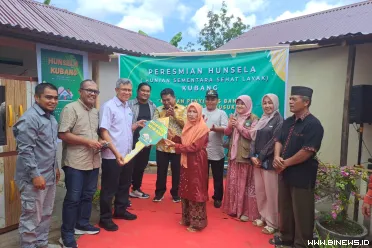 Dua Kepala Keluarga Penyintas Banjir Batu Busuk Terima...
