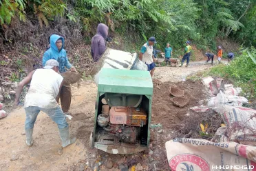 Dukung Betonisasi Jalan Puncak Labuang Limau Manis, PT...
