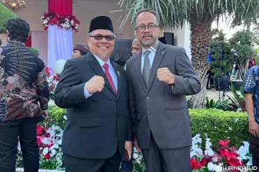 Sekretaris DPRD Provinsi Sumatera Barat, Maifrizon. bersama...