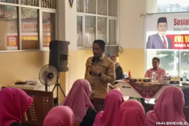 Wakil Ketua Dewan Perwakilan Rakyat Daerah (DPRD) Evi...