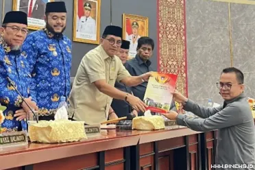 Wakil Ketua DPRD Kota Padang Mastilizal Aye menerima...