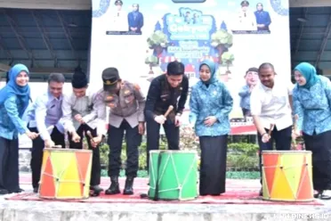 Wali Kota Sawahlunto Riyanda Putra bersama Ketua TP-PKK...