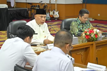 Gubernur Mahyeldi saat digelarnya High Level Meeting (HLM)...