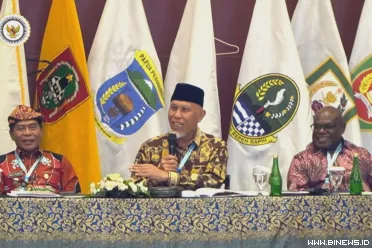 Gubernur Sumatera Barat, Mahyeldi Ansharullah mendapat...