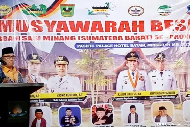 Gubernur Sumbar Mahyeldi saat membuka Musyawarah Besar...