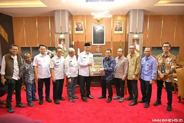 Gubernur Mahyeldi saat menyambut kunjungan Direktur Utama...