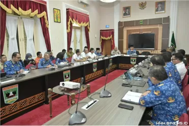 Gubernur saat memimpin Rapat Persiapan Menyambut Lebaran...