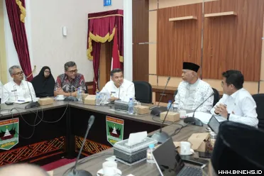 Gubernur Sumatera Barat Mahyeldi Ansharullah memimpin rapat...