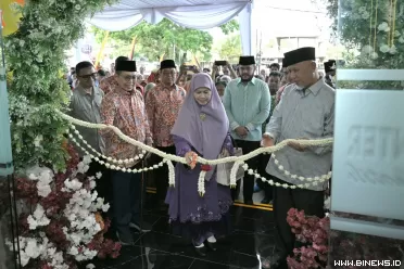 Gubernur Sumatera Barat, Mahyeldi Ansharullah meresmikan...