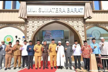 Gubernur Sumatera Barat Mahyeldi Ansharullah meresmikan...