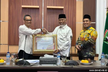 Mahyeldi saat menyerahkan penghargaan kepada 14 Organisasi...