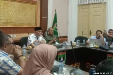 Gubernur Sumbar Mahyeldi Ansharullah memimpin rapat...
